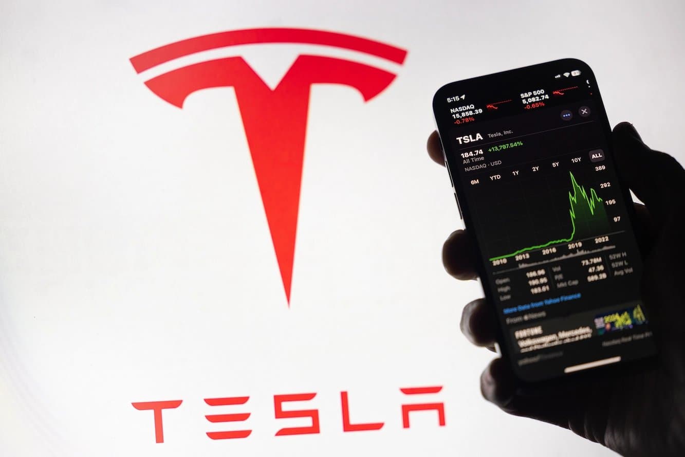 Tesla Shares Could Drop to $200 After Losing key Support Level