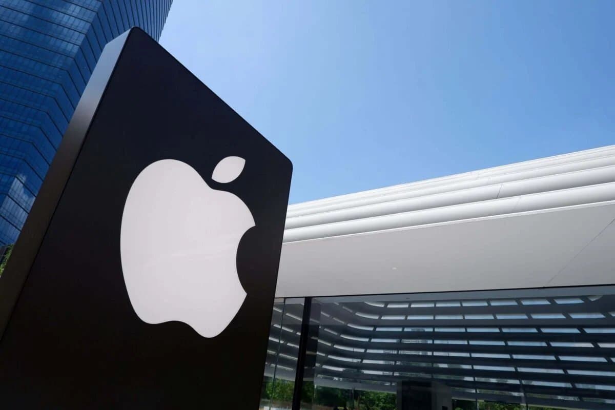 Apple Shares Climb to Record High as Earnings Report Draws Near