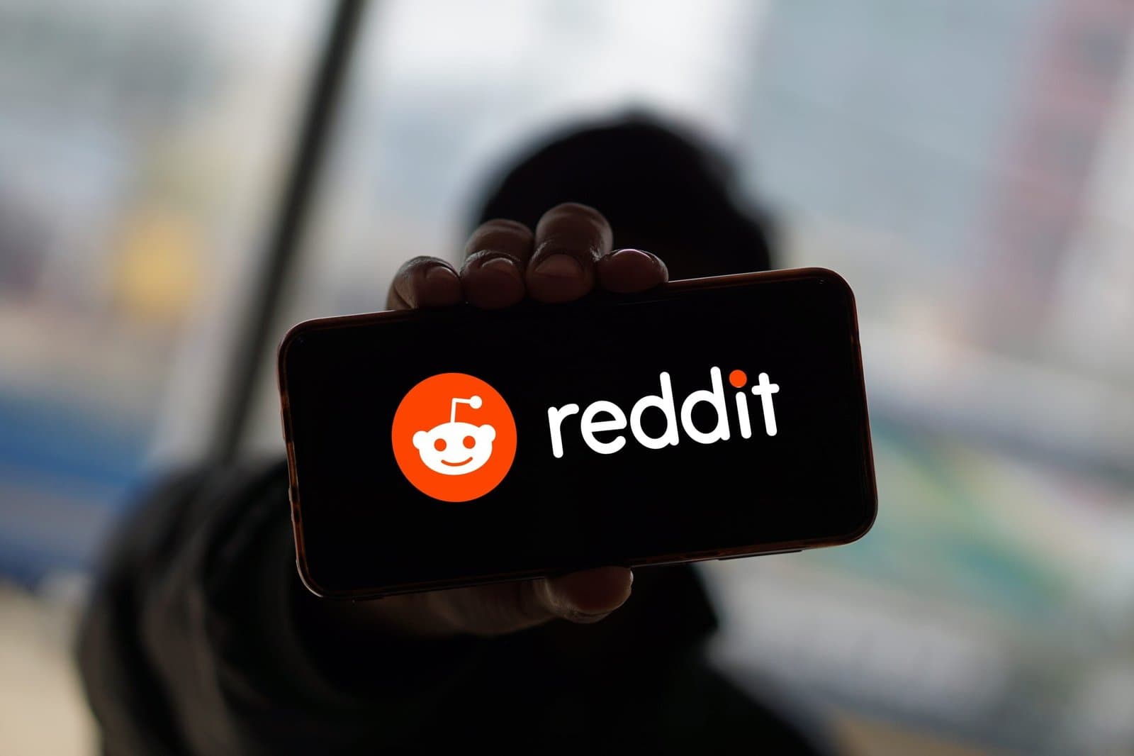 Reddit Shares Slide as AI Content Deal with Google Faces Uncertainty