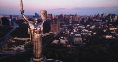 Missile Strikes Kill 10 in Kyiv Amid Ukraine’s Call for Patriot Defense Systems