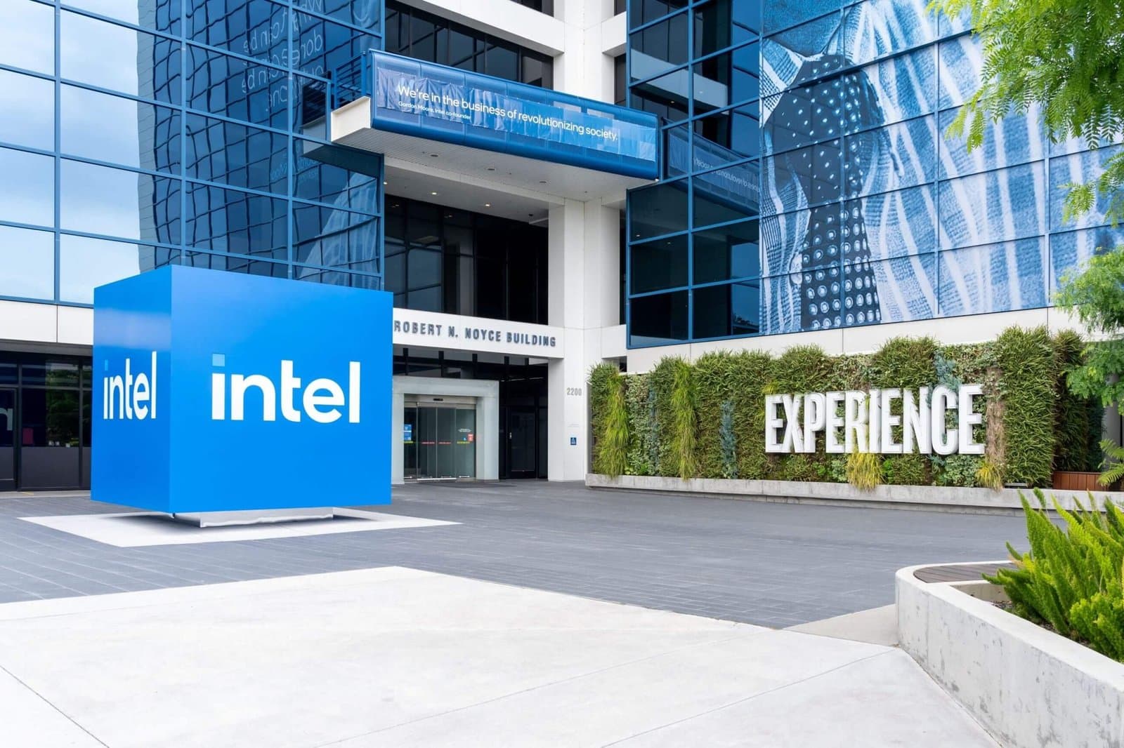 Intel Surges as Q2 Results Signal Strong Rebound in Chip Market