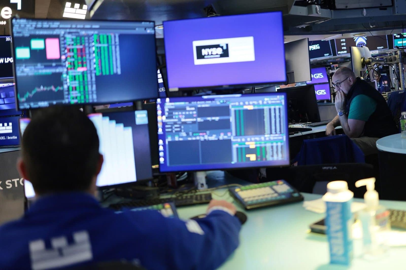 Bitcoin Holds Steady at $64,000 While Global Stocks Surge on AI Bets
