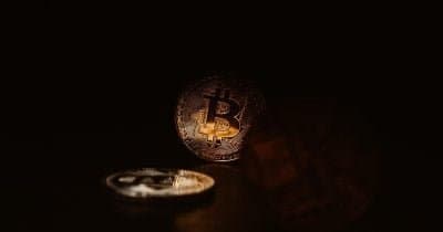 Bitcoin Loses Ground Against Steady Dollar, Defying Five-Year Trends