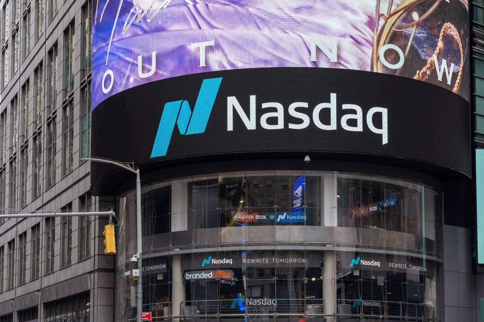 Nasdaq Futures Slide Amid Semiconductor Sell-Off and AI Funding Worries