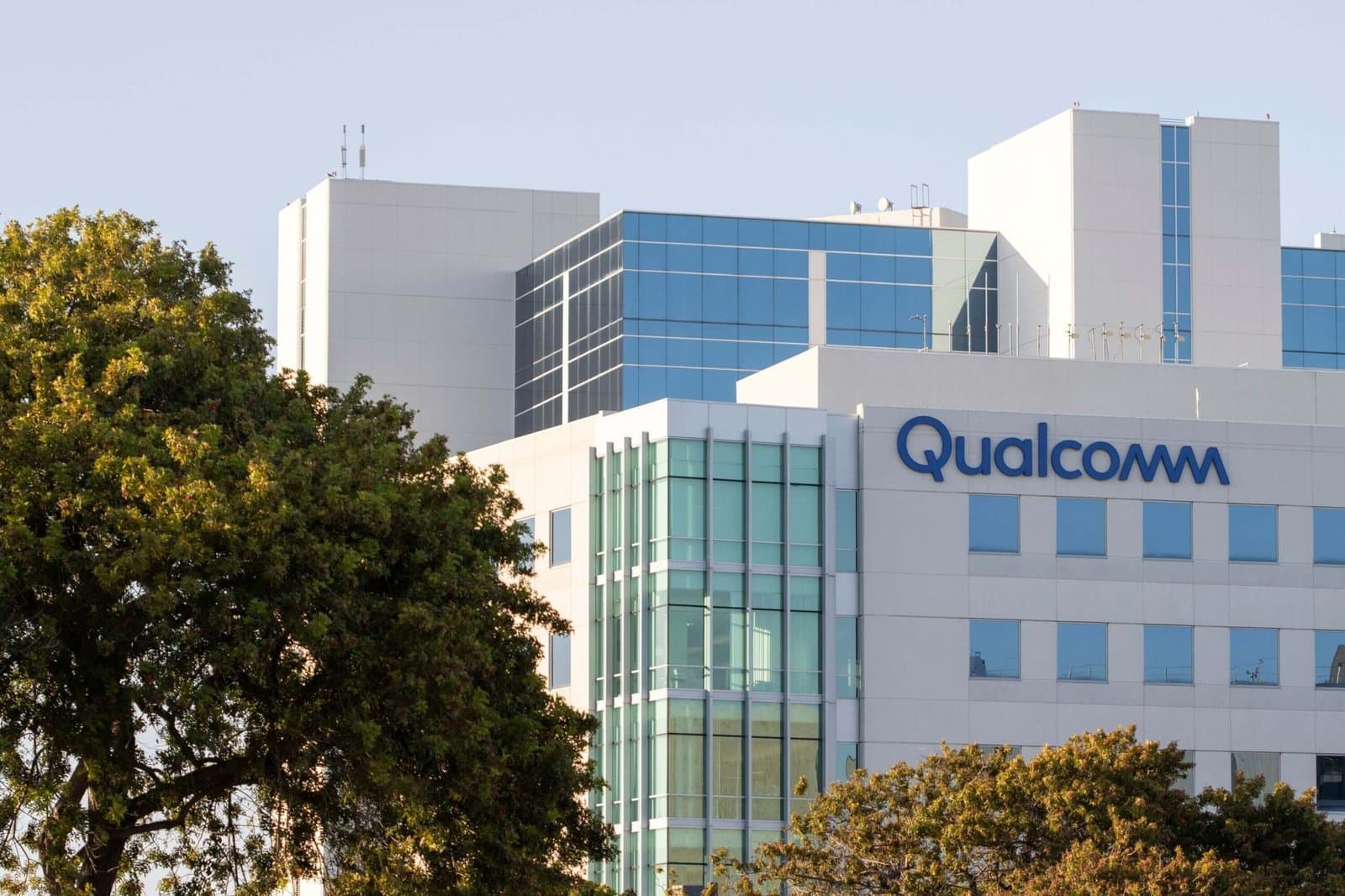 Qualcomm Faces Slump with Q3 Revenue Forecast and Flat Stock Performance