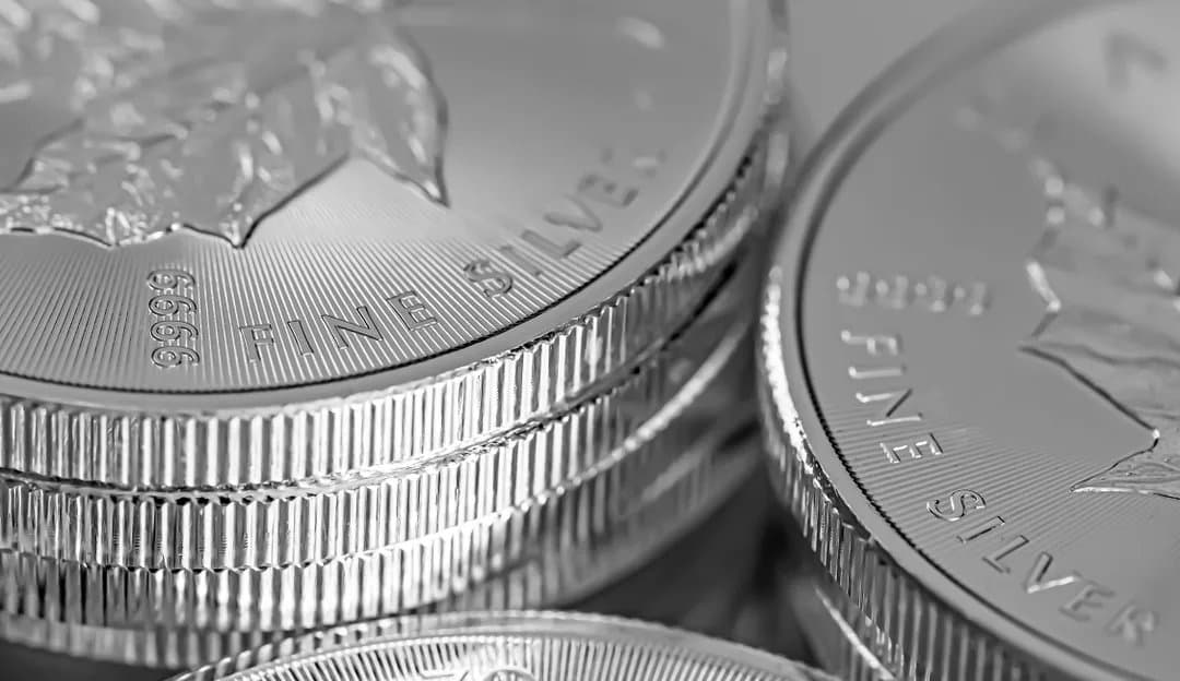 Silver Creeps Toward $60 as Geopolitical Fears Trump Rate Hike Concerns