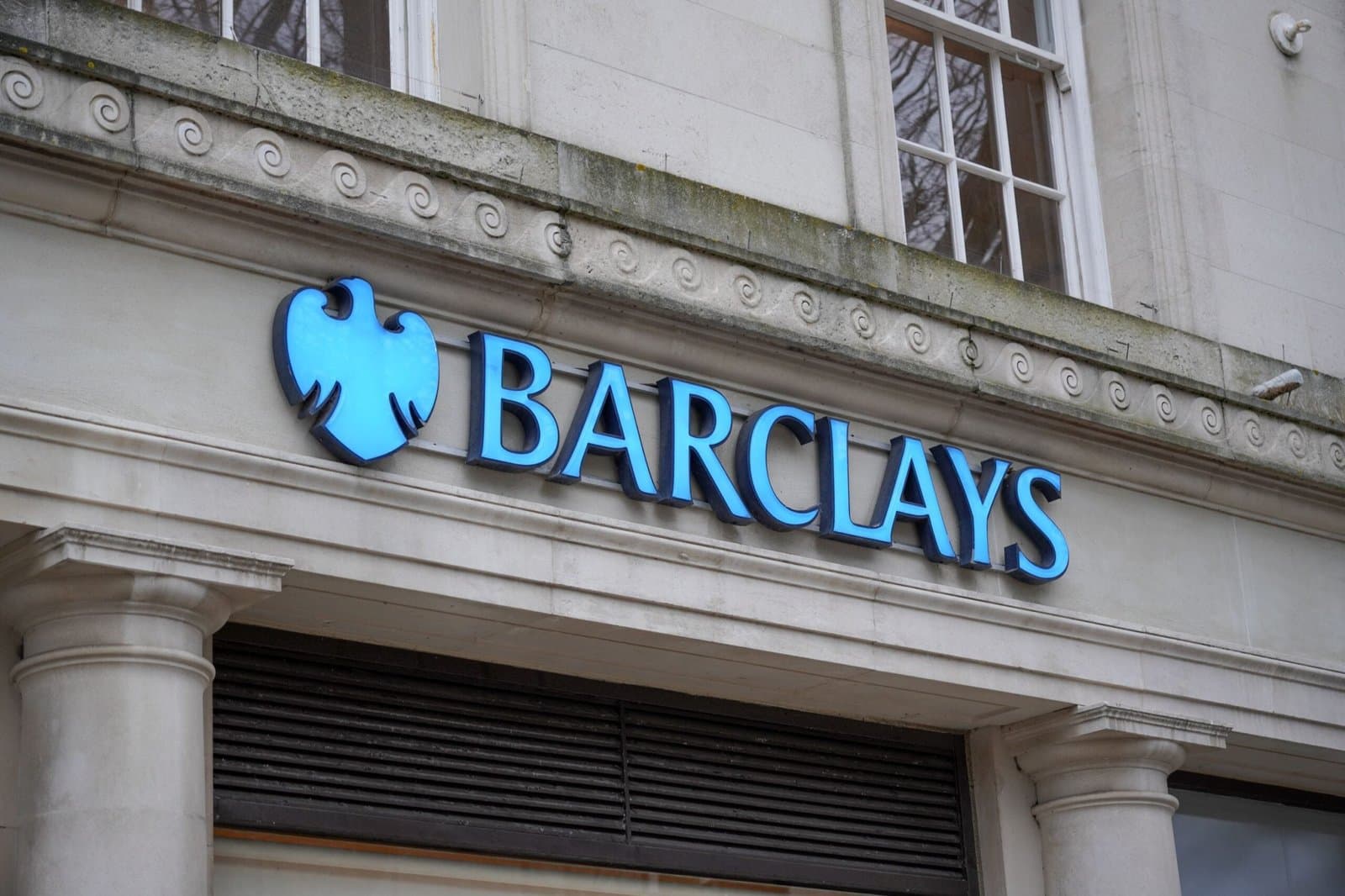 Barclays Shares Fall Over 4% Despite Strong Earnings and Increased Buyback