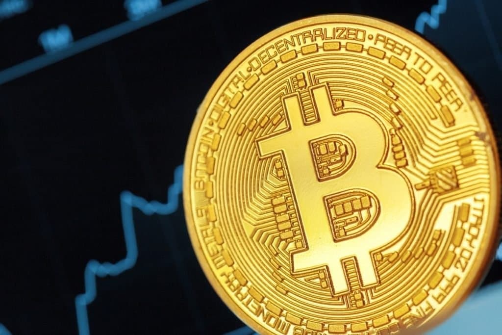 Bitcoin faces squeeze between two critical levels as August weakness looms