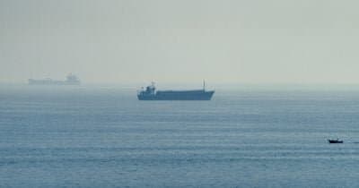 Iran and Oman push toward Hormuz agreement as long as outsiders back off