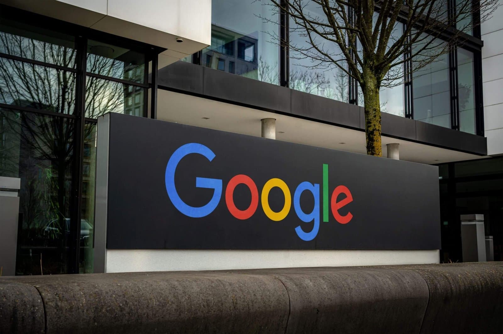 What Warren Buffett’s $27B Alphabet Bet Signals for Tech Investing