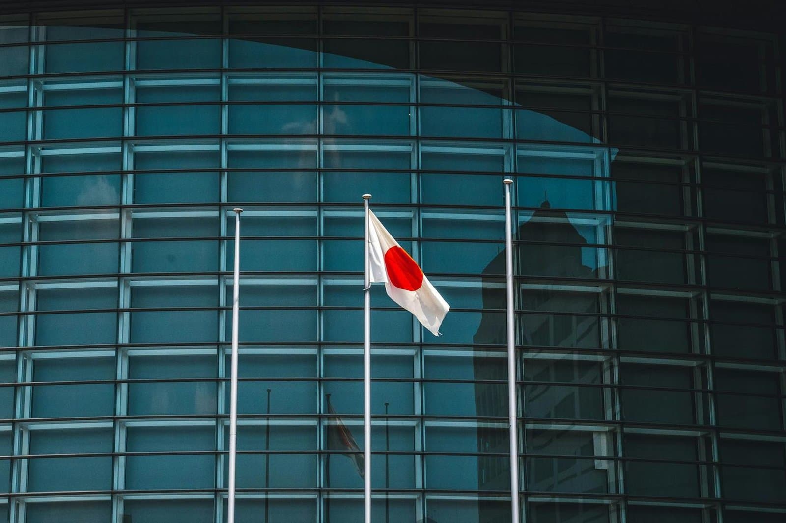 Bitcoin holds steady at 63600 as US and Japan team up to prop up the yen